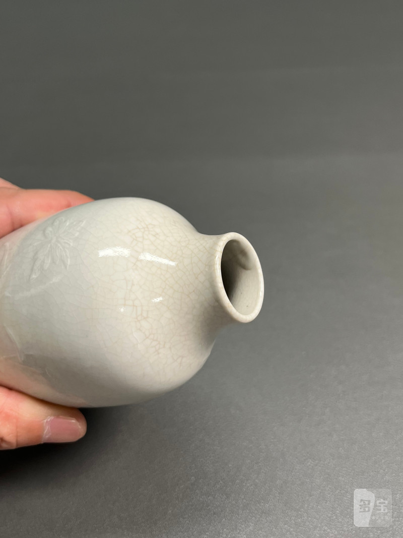 清乾隆  白釉模印折枝花卉纹莱菔尊 - 图9